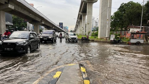 Banjir di Jalan Boulevard Barat, Kelapa Gading, Jakarta Utara, Kamis (29/2./2024) sore. Foto: Haya Syahira/kumparan
