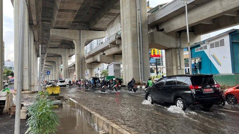 Banjir di Jalan Boulevard Barat, Kelapa Gading, Jakarta Utara, Kamis (29/2./2024) sore. Foto: Haya Syahira/kumparan