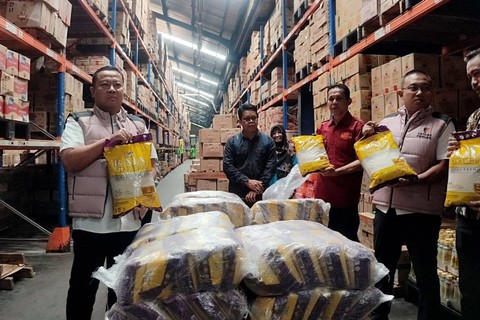 Satgas Pangan Polri saat melakukan pengecekan harga beras di Kota Bandung pada Kamis (29/2/2024).
 Foto: Dok. Istimewa