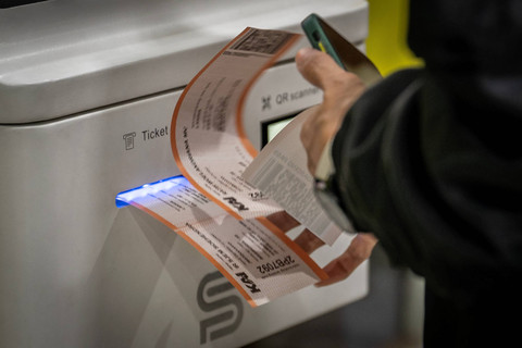Seorang penumpang mencetak tiket kereta api di Stasiun Gambir, Jakarta, Kamis (29/2/2024). Foto: Bayu Pratama S/ANTARA FOTO