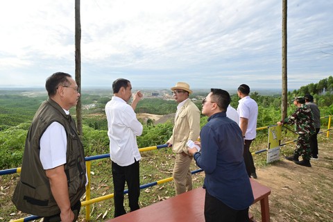 Presiden Jokowi bersama para menteri menikmati sarapan sebelum memulai kegiatan groundbreaking di IKN. Foto: Muchlis Jr - Biro Pers Sekretariat Presiden