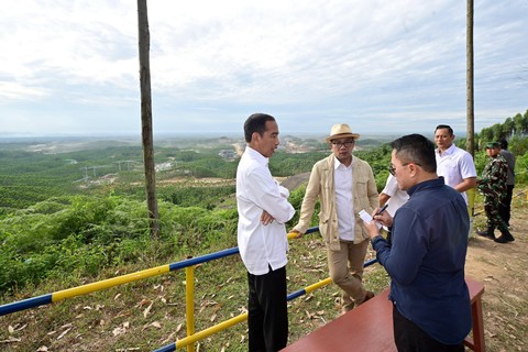 Presiden Jokowi bersama para menteri menikmati sarapan sebelum memulai kegiatan groundbreaking di IKN. Foto: Muchlis Jr - Biro Pers Sekretariat Presiden