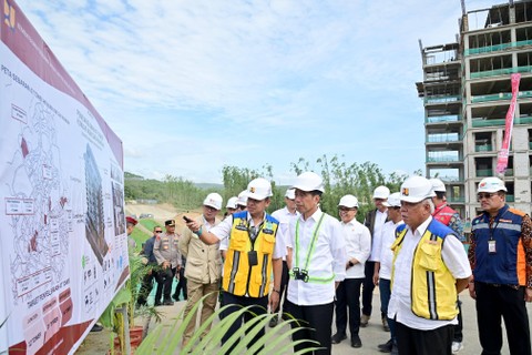Presiden Jokowi topping off Hunian ASN dan Hankam di IKN, Jumat (1/3). Foto: Muchlis Jr - Biro Pers Sekretariat Presiden