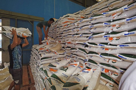 Pekerja menumpuk karung berisi beras paket bantuan sosial pangan ukuran 10 kilogram di gudang Bulog Serang, Banten, Jumat (1/3/2024). Foto: ANTARA FOTO/Asep Fathulrahman