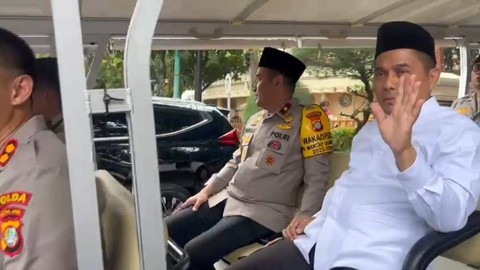 Gestur Kapolda Metro Jaya Irjen Karyoto saat ditanya terkait perkembangan kasus Firli Bahuri usai salat Jumat di Masjid Mapolda Metro Jaya, Jumat (1/3). Foto: Thomas Bosco/kumparan