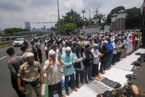 Pengunjuk rasa menunaikan salat Jumat di depan kompleks Parlemen, tepi Jalan S. Parman, Senayan, Jakarta, Jumat (1/3/2024). Foto: Aditya Pradana Putra/ANTARA FOTO
