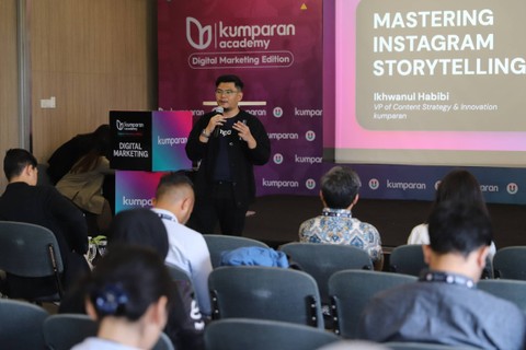 VP of Content Strategy & Innovation kumparan, Ikhwanul Habibi, dalam talkshow kumparan Academy: Digital Marketing yang bertajuk 'Mastering the Art of Instagram Storytelling' di Connext Space, Cyber 2 Tower, Jakarta Selatan, pada Jumat (1/3/2024). Foto: Iqbal Firdaus/kumparan