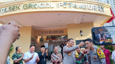 Polsek Metro Tanjung Duren resmi berubah nama menjadi Polsek Grogol Petamburan, Jumat (1/3/2024). Foto: Thomas Bosco/kumparan
