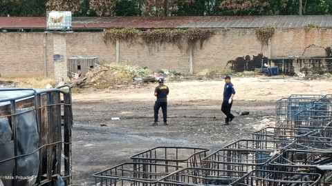 Tim Puslabfor Polda Sumatera Selatan saat melakukan olah TKP Kebakaran Gudang penimbunan BBM ilegal di Jalan P Tirtayasa, Campang Jaya, Bandar Lampung. | Foto: Sinta Yuliana/Lampung Geh