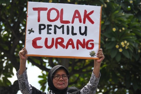 Pengunjuk rasa yang tergabung dalam Aksi Rakyat Semesta membawa poster saat menyampaikan aspirasinya di depan kompleks Parlemen, tepi Jalan S. Parman, Senayan, Jakarta, Jumat (1/3/2024). Foto: Aditya Pradana Putra/ANTARA FOTO