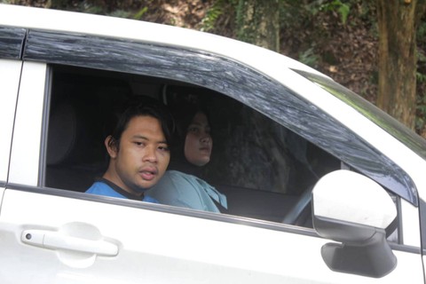 DA (kiri) dan pemeran DP dalam adegan rekonstruksi yang digelar polisi. Foto: kumparan