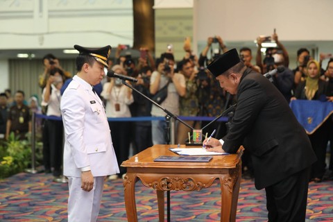 Gubernur Lampung Arinal Djunaidi resmi melantik Marindo Kurniawan sebagai Penjabat (Pj) Bupati Pringsewu. | Foto: Dok Pemprov Lampung
