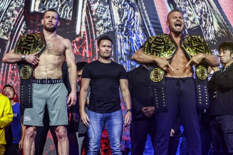 Reinier de Ridder (kiri) akan bertanding dalam laga pertahanan gelar Juara Dunia ONE Middleweight MMA melawan Anatoly Malykhin. Foto: ONE Championship