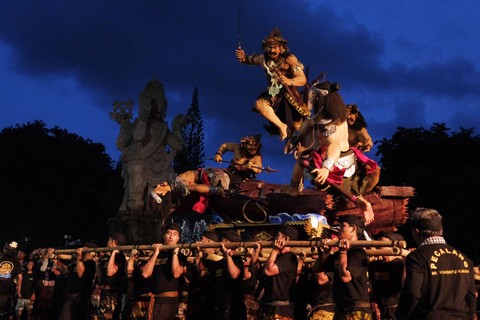 Sejumlah pemuda menampilkan fragmen tari saat pawai ogoh-ogoh pada Kasanga Festival 2024 di Denpasar, Bali, Jumat (1/3/2024). Foto: ANTARA FOTO/Nyoman Hendra Wibowo