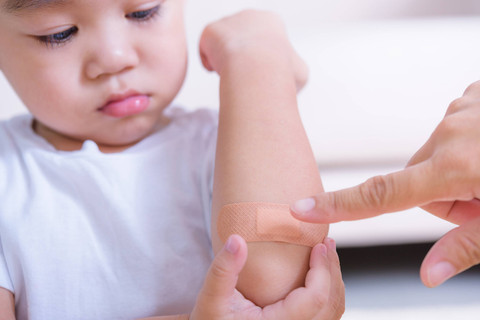 Ilustrasi anak balita terluka pakai plester. Foto: Sorapop Udomsri/Shutterstock