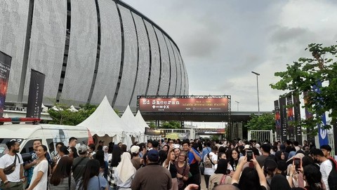 Suasana menjelang konser Ed Sheeran di Stadion JIS, Jakarta Utara, Sabtu (2/3/2024). Foto: Vincentius Mario/kumparan