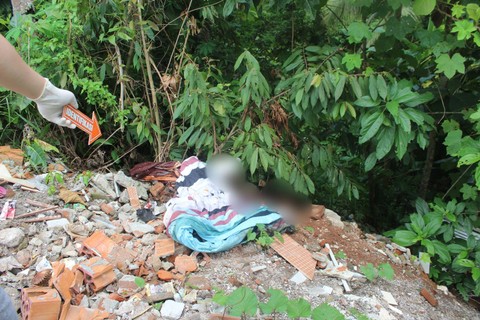 Jenazah Indri saat ditemukan di Kota Banjar, 25 Februari 2024, dalam kondisi terbungkus selimut dan tangannya terikat. Foto: Dok. Polda Jabar