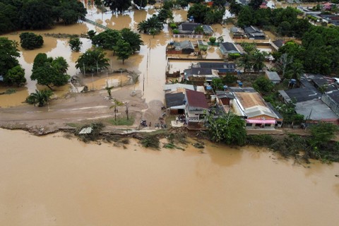 Pemandangan drone menunjukkan banjir setelah Sungai Acre meluap akibat hujan lebat, di Brasileia, Brasil, Jumat (1/3/2024). Foto: Claudia Morales/REUTERS