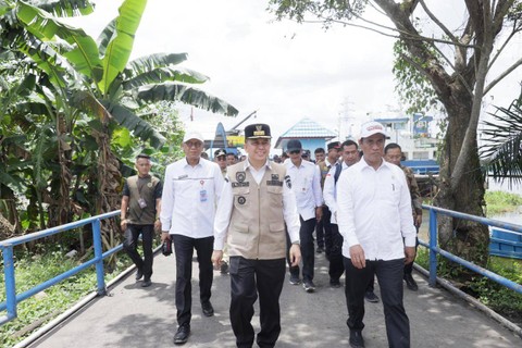 PJ Gubernur Sumsel, Agus Fatoni, bersama Mentan Amran Sulaiman, saat meninjau lahan persawahan di Banyuasin. (ist)