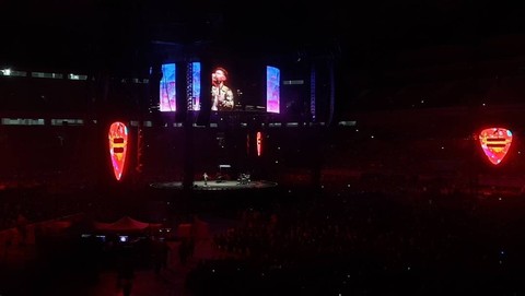 Calum Scott hadir menyapa penggemar Indonesia sebagai pembuka konser Ed Sheeran di Stadion JIS, Jakarta, Sabtu (2/3).   Foto: Vincentius Mario/kumparan