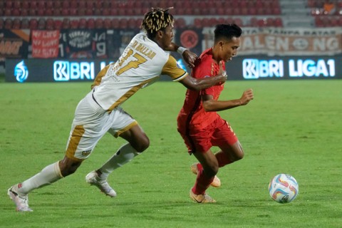 Pesepak bola Persija Jakarta Rayhan Hannan (kanan) berebut bola dengan pesepak bola Dewa United Alta Ballah (kiri) pada pertandingan BRI Liga 1 di Stadion Kapten I Wayan Dipta, Gianyar, Bali, Sabtu (2/3/2024). Foto: Nyoman Hendra Wibowo/ANTARA FOTO
