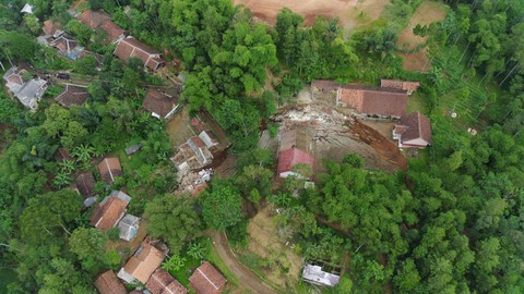 Foto udara pergerakan tanah di Rongga, Bandung Barat. Foto: BNPB