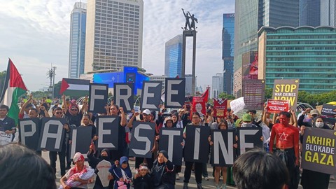 Koalisi Masyarakat Sipil untuk Dukungan Kemanusiaan Palestina menggelar aksi di CFD Bundaran HI, Minggu (3/3/2024). Foto: Fadlan Nuril Fahmi/kumparan