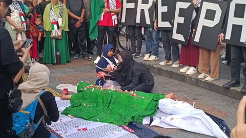 Koalisi Masyarakat Sipil untuk Dukungan Kemanusiaan Palestina menggelar aksi di CFD Bundaran HI, Minggu (3/3/2024). Foto: Fadlan Nuril Fahmi/kumparan