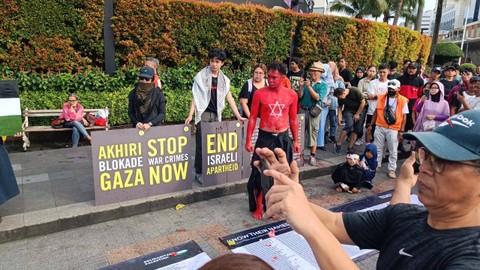 Koalisi Masyarakat Sipil untuk Dukungan Kemanusiaan Palestina menggelar aksi di CFD Bundaran HI, Minggu (3/3/2024). Foto: Fadlan Nuril Fahmi/kumparan