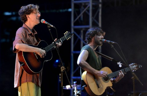 Personel Kings of Convenience Erlend Oye (kiri) dan Eirik Glambek (kanan) tampil menghibur penonton Joyland Festival Bali 2024 di Nusa Dua, Badung, Bali, Sabtu (2/3/2024). Foto: Fikri Yusuf/Antara Foto