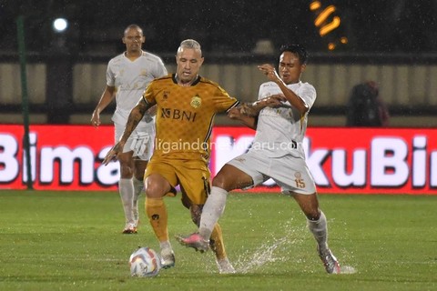 Pemain Bhayangkara FC, Radja Nainggolan (tengah), dalam sebuah laga putaran kedua Liga 1 2023/24. Foto: ligaindonesiabaru.com