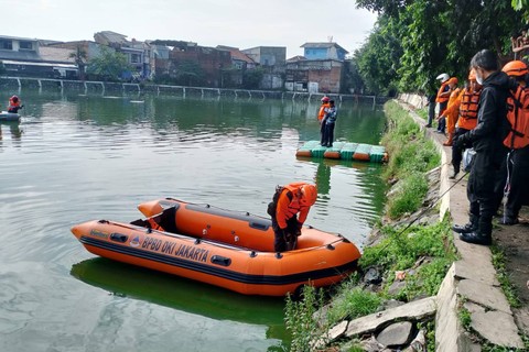 Tim SAR gabungan temukan remaja yang tenggelam di Danau Situ Rawa Badung, Jatinegara, Cakung, Jaktim, Minggu (3/3/2024). Foto: Dok. Istimewa