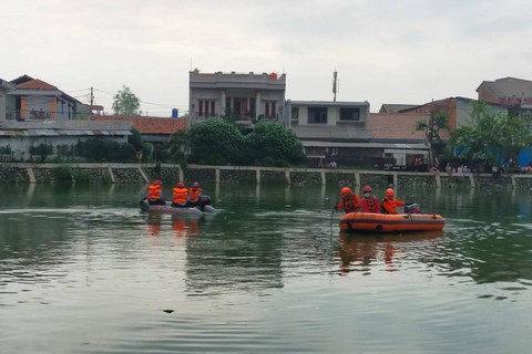 Tim SAR gabungan temukan remaja yang tenggelam di Danau Situ Rawa Badung, Jatinegara, Cakung, Jaktim, Minggu (3/3/2024). Foto: Dok. Istimewa