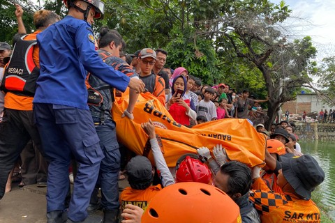 Tim SAR gabungan temukan remaja yang tenggelam di Danau Situ Rawa Badung, Jatinegara, Cakung, Jaktim, Minggu (3/3/2024). Foto: Dok. Istimewa