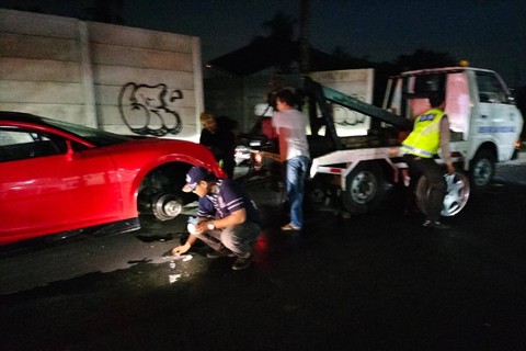 Mobil Rakitan Mirip Bugatti mengalami patah pada depan sisi kanan mobil di Kecamatan Tapos, Depok, Sabtu (2/3/2024). Foto: Dok. Istimewa