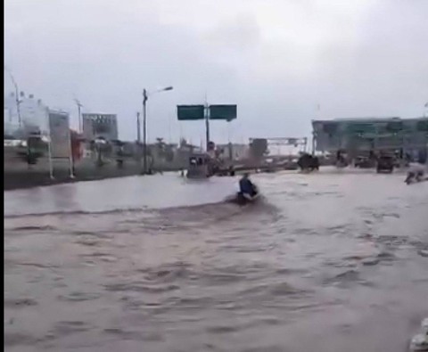 Suasana Banjir di Pintu Masuk Pelabuhan Bakauheni, Lampung | Foto : Ist