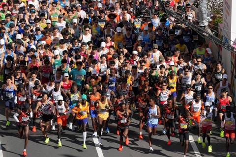 Peserta mengikuti Tokyo Marathon 2024 di Tokyo, Jepang, Minggu (3/3/2024). Foto: KIMIMASA MAYAMA/Pool via REUTERS