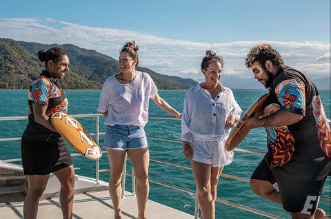 Menelusuri The Whitesunday bersama Dreamtime Dive & Snorkel dengan masyarakay adat. Foto: Dok. Tourism and Events Queensland