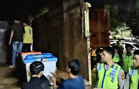 Petugas KPU dikawal kepolisian saat membawa berkas plano dan kotak suara dari di Kecamatan Sukarami, Palembang. (ist)