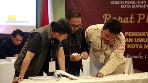 Perwakilan KPU dan Bawaslu saat mencermati laporan dugaan kesalahan DPT pada Pleno Rekapitulasi Hasil Penghitungan Suara Pemilu 2024.