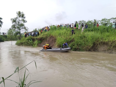 Warga Berbondong-bondong Menyaksikan Pencarian Korban di Sungai Way Galih | Foto : Dok. Basarnas Lampung