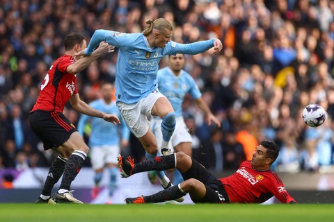 Pemain Manchester City Erling Haaland berebut bola dengan pemain Manchester United Casemiro pada pertandingan Liga Inggris di Stadion Etihad, Manchester, Inggris, Minggu (3/3/2024). Foto: Lee Smith/REUTERS