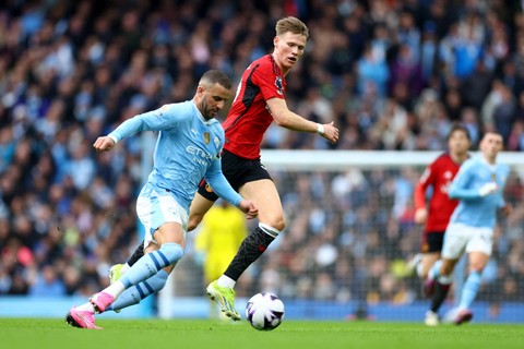 Pemain Manchester City Kyle Walker berebut bola dengan pemain Manchester United Scott McTominay pada pertandingan Liga Inggris di Stadion Etihad, Manchester, Inggris, Minggu (3/3/2024). Foto: Carl Recine/REUTERS