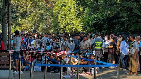 Orang-orang berkumpul di depan Kedubes Thailand di Yangon