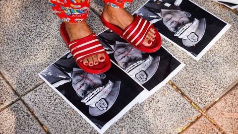 Warga Myanmar menginjak foto-foto pemimpin junta militer Jenderal Min Aung Hlaing dalam peringatan tiga tahun kudeta.