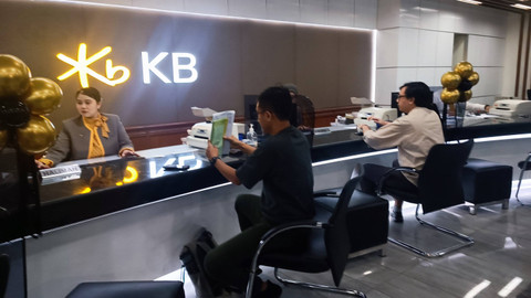 Konferensi pers rebranding KB Bukopin jadi KB Bank di Kantor Pusat KB Bank, Senin (4/3/2024). Foto: Ave Airiza Gunanto/kumparan
