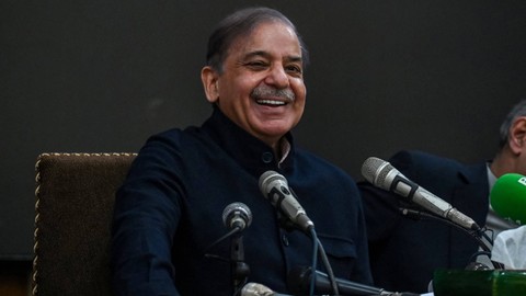 Mantan Perdana Menteri Pakistan dan pemimpin partai Liga Muslim Pakistan-Nawaz (PML-N) Shehbaz Sharif berbicara dalam konferensi pers di Lahore pada 13 Februari 2024. Foto: Arif Ali/AFP