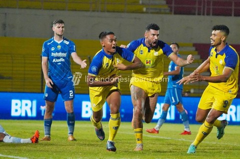 Barito Putera berselebrasi dalam sebuah laga putaran kedua Liga 1 2023/24. Foto: ligaindonesiabaru.com