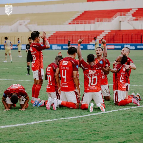 Selebrasi pemain Bali United saat laga Barito Putera vs Bali United dalam pekan ke-27 Liga 1 2023/24 di Stadion Sultan Agung, Bantul, pada Senin (4/3). Foto: X @BaliUtd