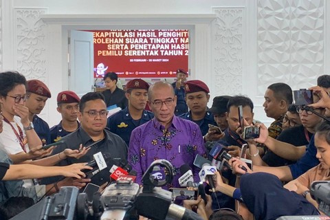 Ketua KPU Hasyim Asy'ari bersama Ketua Bawaslu Rahmat Bagja di Kantor KPU, Jakarta, Senin (4/3/2024). Foto: Luthfi Humam/kumparan